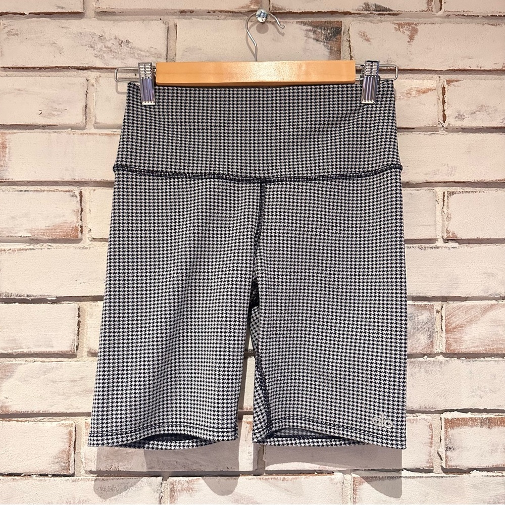 Alo Yoga Houndstooth Bike Shorts black white